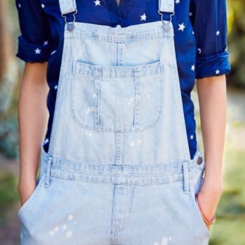 Old Navy Railroad Pinstripe Chambray Overall Shorts - Size M (EUC)